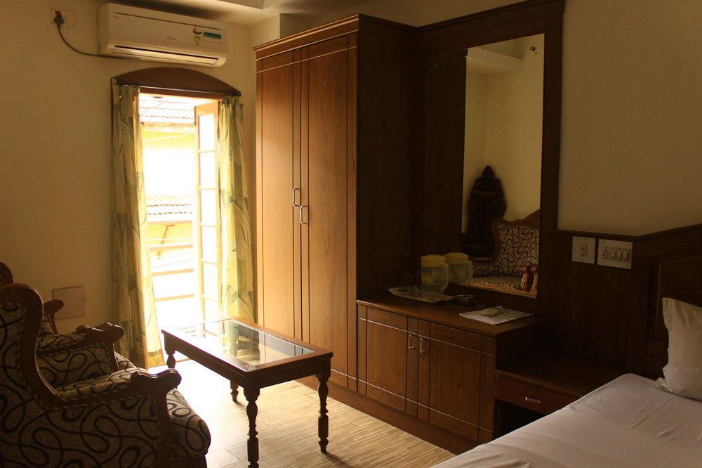 Hotel Park Avenue Kochi Exterior photo